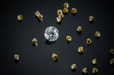 A group of yellow diamonds with one bigger clear one at the center.